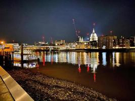 une vue sur la tamise à londres la nuit photo