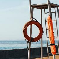 bouée de sauvetage sur la tour de guet de maître nageur sur la plage photo