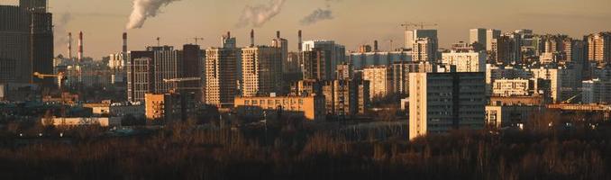 toits de la ville avec des cheminées d'usine de fumer, panorama du paysage urbain photo