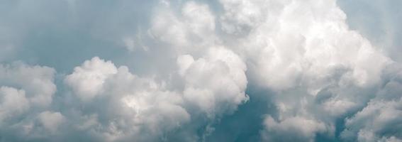 fond naturel de nuages lourds, ciel dramatique, beau ciel, taille de bannière large photo