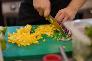 chef coupant des légumes frais et délicieux photo