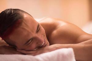 bel homme se reposant dans un centre de massage spa photo