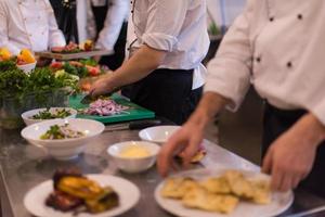 cuisiniers d'équipe et chefs préparant le repas photo