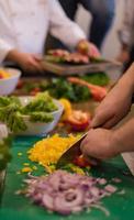 chef coupant des légumes frais et délicieux photo