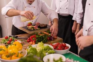 cuisiniers d'équipe et chefs préparant le repas photo