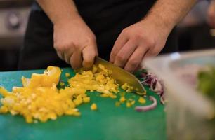 chef coupant des légumes frais et délicieux photo