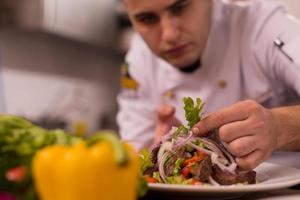 cuisinier chef décorer garnir repas préparé photo