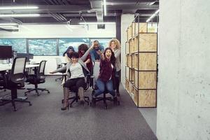 course d'équipe commerciale multiethnique sur des chaises de bureau photo
