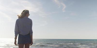 jeune femme profitant de la chaude journée d'automne photo