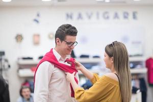 couple dans un magasin de vêtements photo