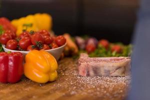 tranche juteuse de steak cru sur une table en bois photo