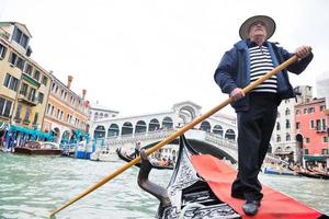 Venise Italie, conducteur de gondole dans le Grand Canal photo