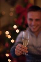 heureux jeune homme avec une coupe de champagne photo