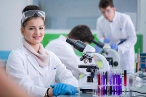 groupe de jeunes étudiants en médecine faisant de la recherche photo