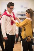 couple dans un magasin de vêtements photo