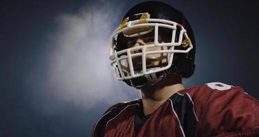 portrait de jeune joueur de football américain confiant photo