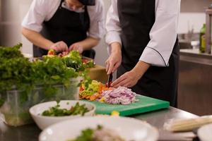 cuisiniers d'équipe et chefs préparant le repas photo