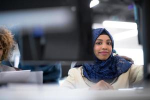 Développeur de logiciels femme musulmane noire au travail photo