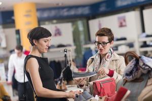 meilleur ami faisant du shopping dans un grand centre commercial photo