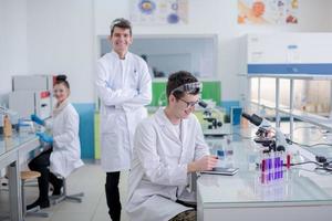 groupe de jeunes étudiants en médecine faisant de la recherche photo