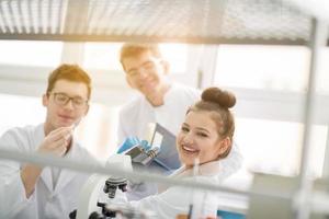 groupe de jeunes étudiants en médecine faisant de la recherche photo