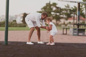 un homme âgé en vêtements décontractés avec sa fille passe du temps ensemble dans le parc en vacances. du temps en famille. mise au point sélective photo