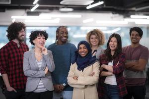 portrait d'une jeune équipe commerciale multiethnique enthousiaste photo