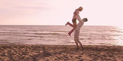 jeune couple aimant sur une plage à l'automne aux beaux jours photo