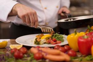 chef servant une salade de légumes photo