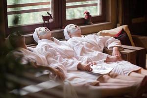 les femmes reçoivent un masque facial à l'argile au spa photo