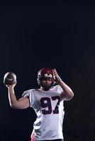 joueur de football américain lance un ballon de rugby photo