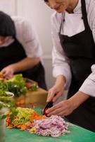 cuisiniers d'équipe et chefs préparant le repas photo