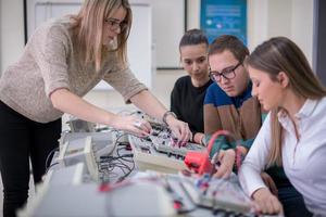 étudiants faisant la pratique dans la salle de classe électronique photo