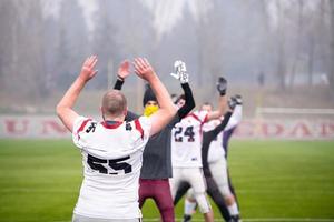 joueurs de football américain qui s'étirent et s'échauffent photo