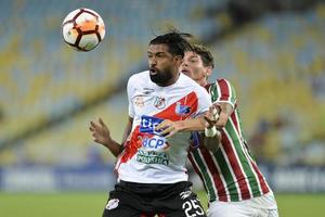 Rio, Brésil - 11 avril 2018 - harold reina e ayrton lucas joueur en match entre fluminense et nacional potossi par le championnat sulamerica au stade maracana photo