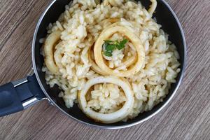 risotto aux calamars sur bois photo