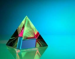 pyramide colorée avec fond aqua photo