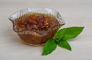 Confiture de mûres dans un bol sur fond de bois photo