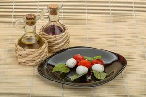 salade caprese sur assiette photo