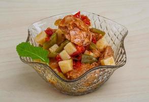 salade niçoise dans un bol sur fond de bois photo