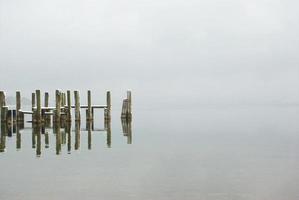 ciel couvert sur un lac gelé photo