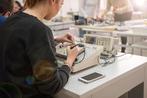 étudiants faisant la pratique dans la salle de classe électronique photo