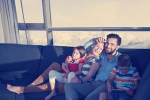 heureux jeune couple passant du temps avec des enfants à la maison photo