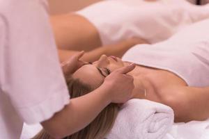 femme recevant un massage de la tête photo