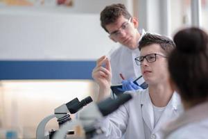 groupe de jeunes étudiants en médecine faisant de la recherche photo