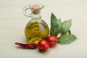 huile d'olive sur fond de bois photo