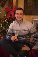 heureux jeune homme avec une coupe de champagne photo