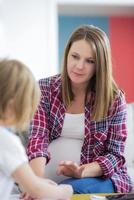 fille peignant des ongles à sa mère enceinte photo