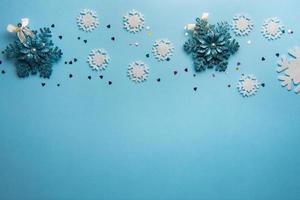 composition de noël ou d'hiver. motif composé de flocons de neige sur fond bleu pastel. photo