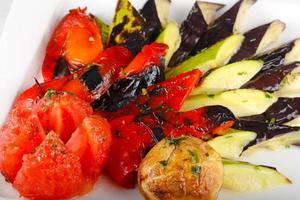 légumes grillés dans l'assiette photo